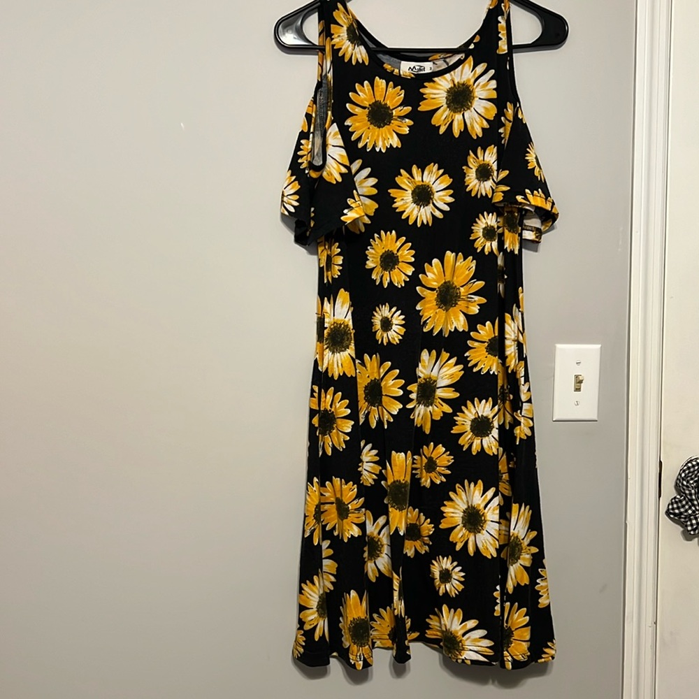 Beautiful sunflower dress with POCKETS!!! Super soft and in good condition